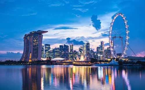Open-top sightseeingbus bij Marina Bay in Singapore