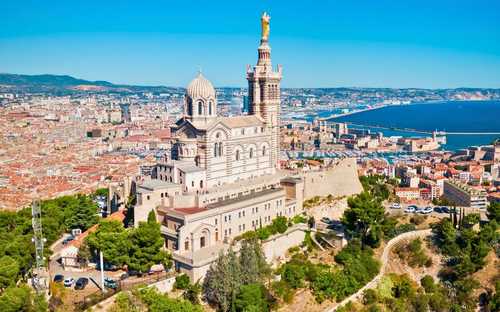 Open-top sightseeingbus in de Oude Haven van Marseille