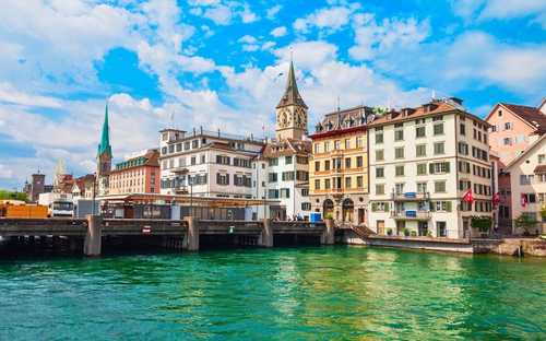 Open-top sightseeingbus bij het Meer van Zürich