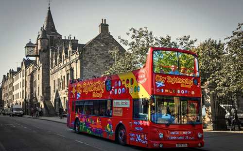 Sightseeingbus bij Edinburgh Castle