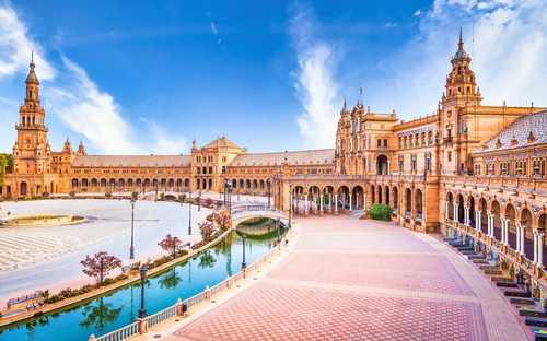 Open-top bus op Plaza de España in Sevilla