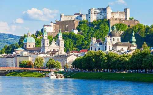 Salzburg Sightseeing Bustour Open-top sightseeingbus bij de Vesting in Salzburg