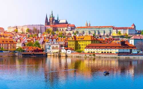 Praag Hop-On Hop-Off Bustour Open-top sightseeingbus bij de Praagse Burcht