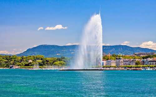 Open-top sightseeingbus bij het Meer van Genève