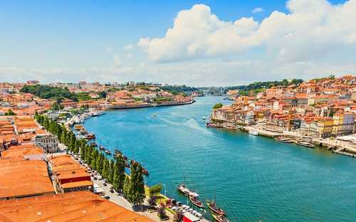 Open-top sightseeingbus in de wijk Ribeira in Porto