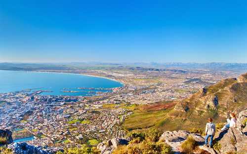 Sightseeingbus bij de Tafelberg in Kaapstad