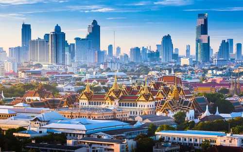 Bangkok Hop-On Hop-Off Bustour Open-top sightseeingbus bij het Koninklijk Paleis in Bangkok