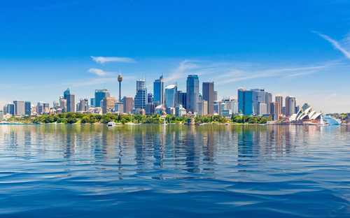 Open-top sightseeingbus bij het Sydney Opera House