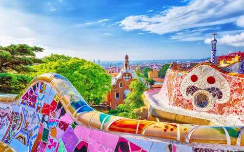 Open-top bus bij de Sagrada Família in Barcelona