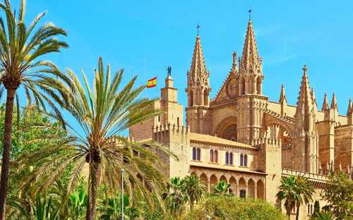 Open-top sightseeingbus bij de Kathedraal van Palma