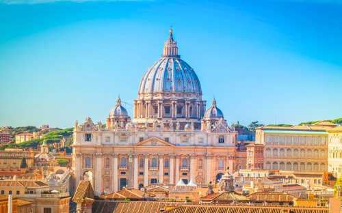 Open-top sightseeingbus bij het Colosseum in Rome