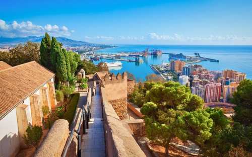 Open-top sightseeingbus bij het Alcazaba-fort in Málaga