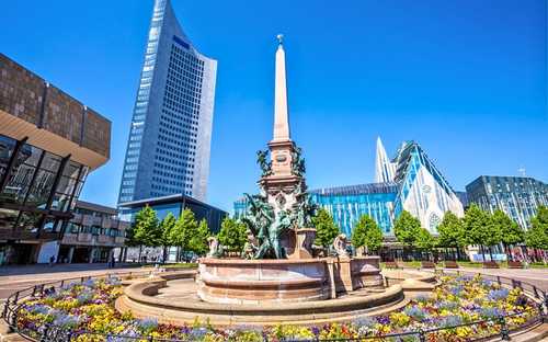 Open-top sightseeingbus bij het Völkerschlachtdenkmal in Leipzig