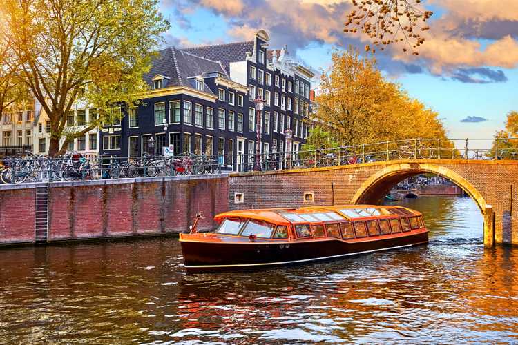 Ontdek Amsterdam met officiële Hop-On Hop-Off bustours – Flexibele routes, iconische monumenten en panoramisch uitzicht 2026